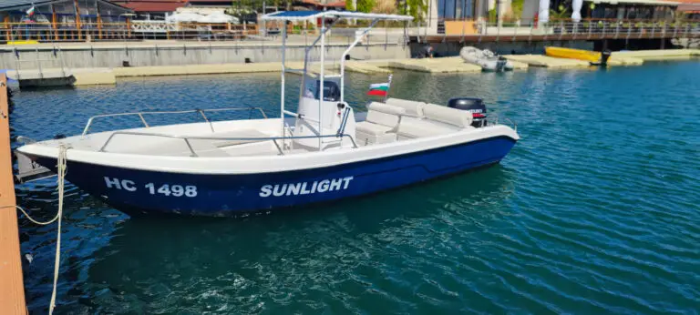 Яхти и рибарски лодки Yachts Nesebar. Лодка с дължина 5 метра и ширина 2 метра, оборудвана с двигател от 50 к.с., плаваща в спокойните води край Несебър.