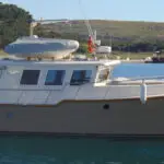 Яхти и рибарски лодки Yachts Nesebar. Луксозна моторна яхта "Miss Melody" (модел Yenner 35) с дължина 11 метра, плаваща в спокойните води на Несебърския залив.